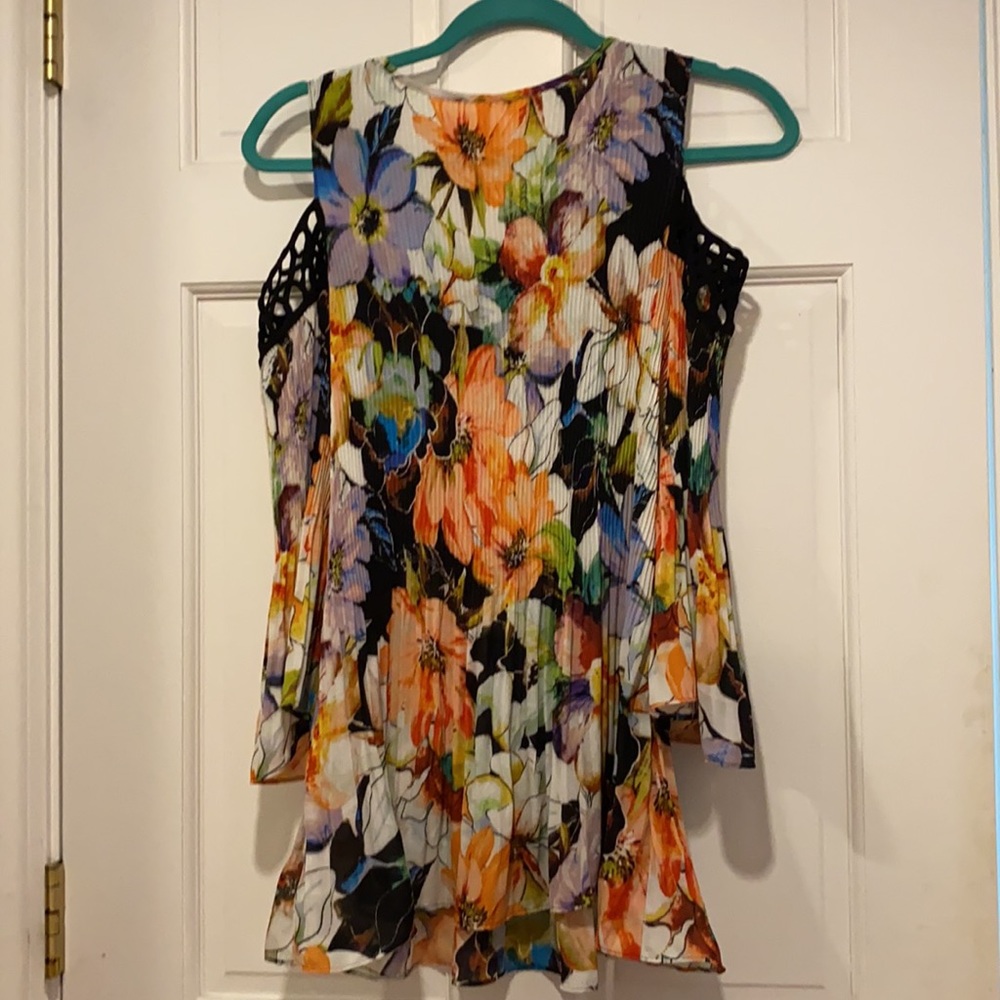Spense Med. Floral Top with Peek a Boo Shoulders - Picture 3 of 4